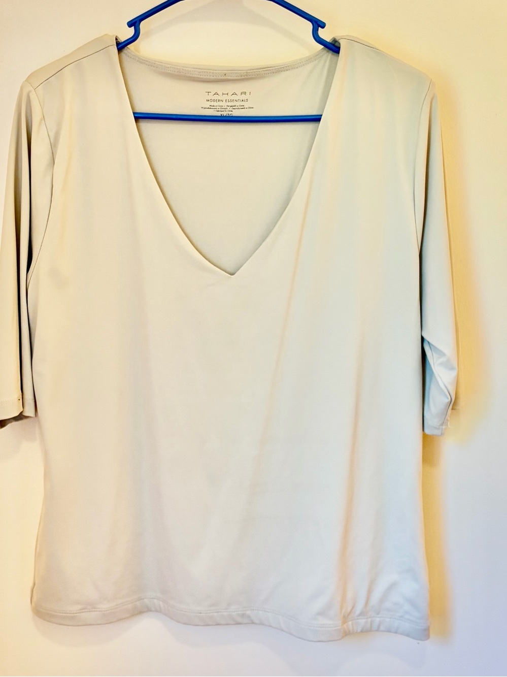Tahari Light Cream V-Neck Short Sleeve Top
